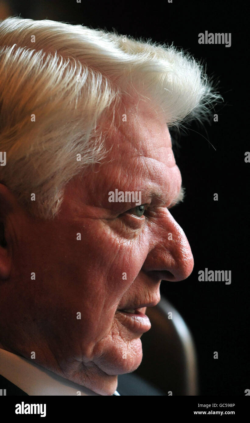 Diakon Jack Sullivan, 70, aus der US-Diözese Boston, Massachusetts, während eines TV-Interviews im East India Club im Zentrum von St. James in London. Stockfoto