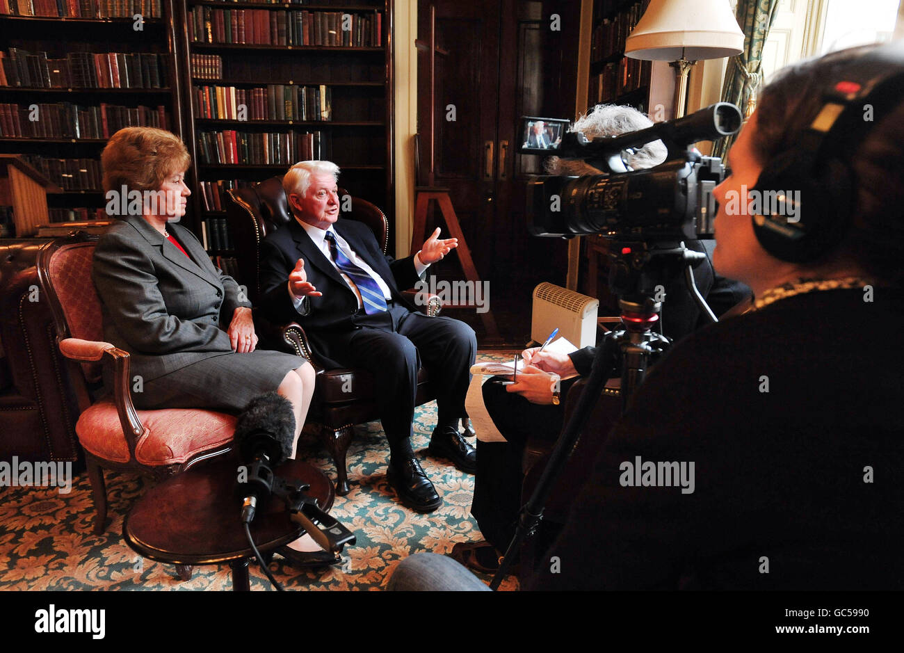 Diakon Jack Sullivan, 70, aus der US-Diözese Boston, Massachusetts, und seine Frau Carol (links) während eines TV-Interviews im East India Club im Zentrum von St. James in London. Stockfoto