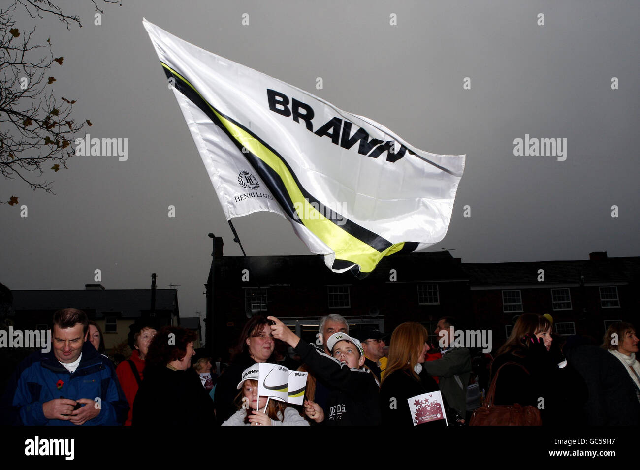 Fans feiern den Erfolg von Brawn GP in der FIA Formel 1-Weltmeisterschaft in dieser Saison bei einer Parade in Brackley, Northamptonshire. Stockfoto