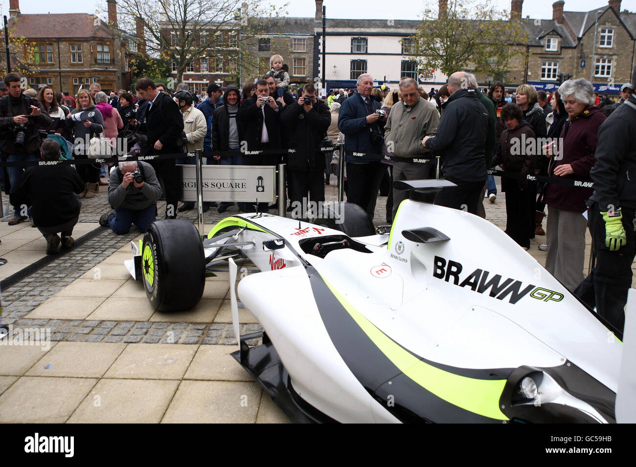 Fans feiern den Erfolg von Brawn GP in der FIA Formel 1-Weltmeisterschaft in dieser Saison bei einer Parade in Brackley, Northamptonshire. Stockfoto