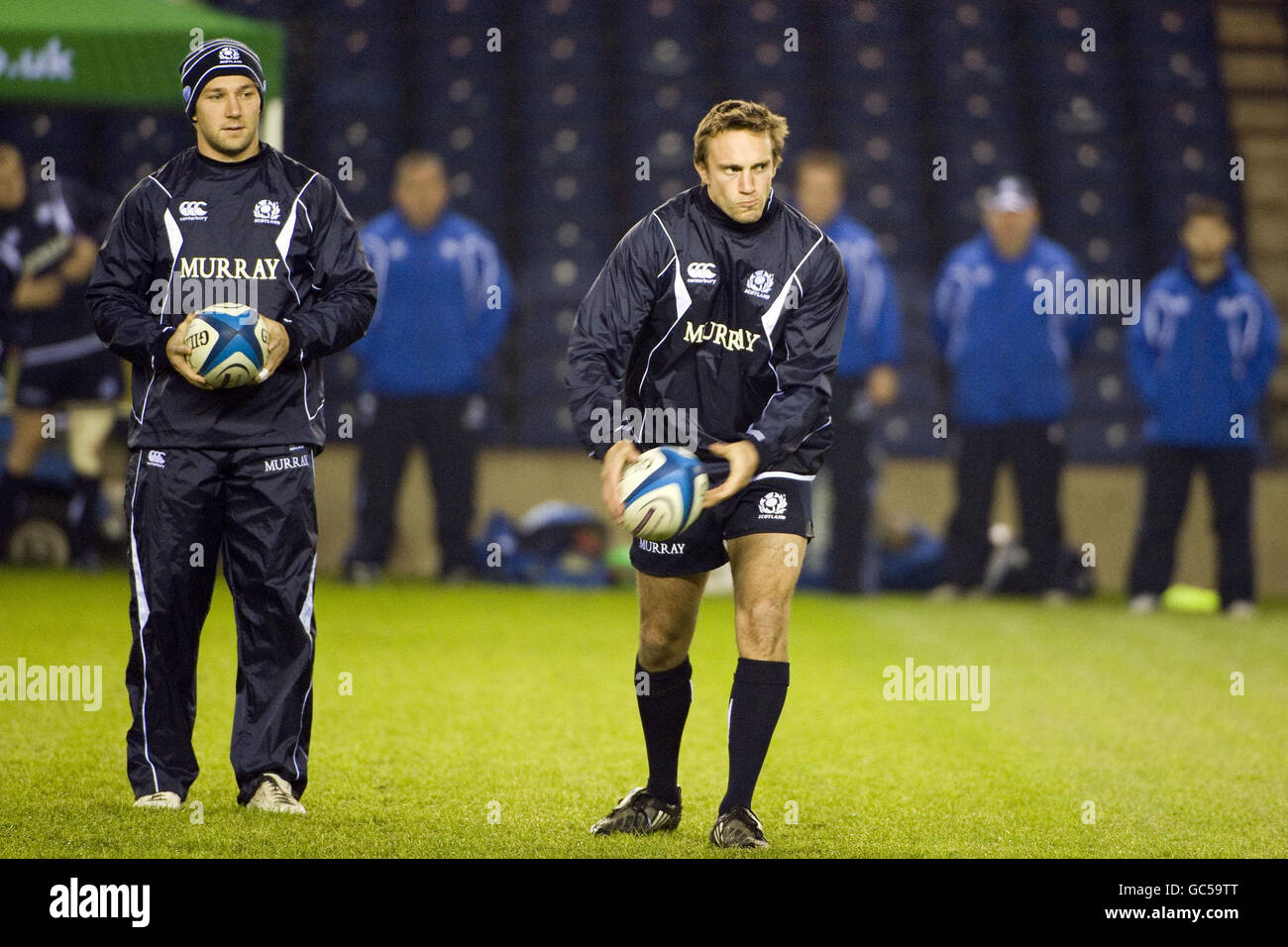 Schottlands Kapitäne Mike Blair und Chris Cussiter während einer Trainingseinheit in Murrayfield, Edinburgh. Stockfoto