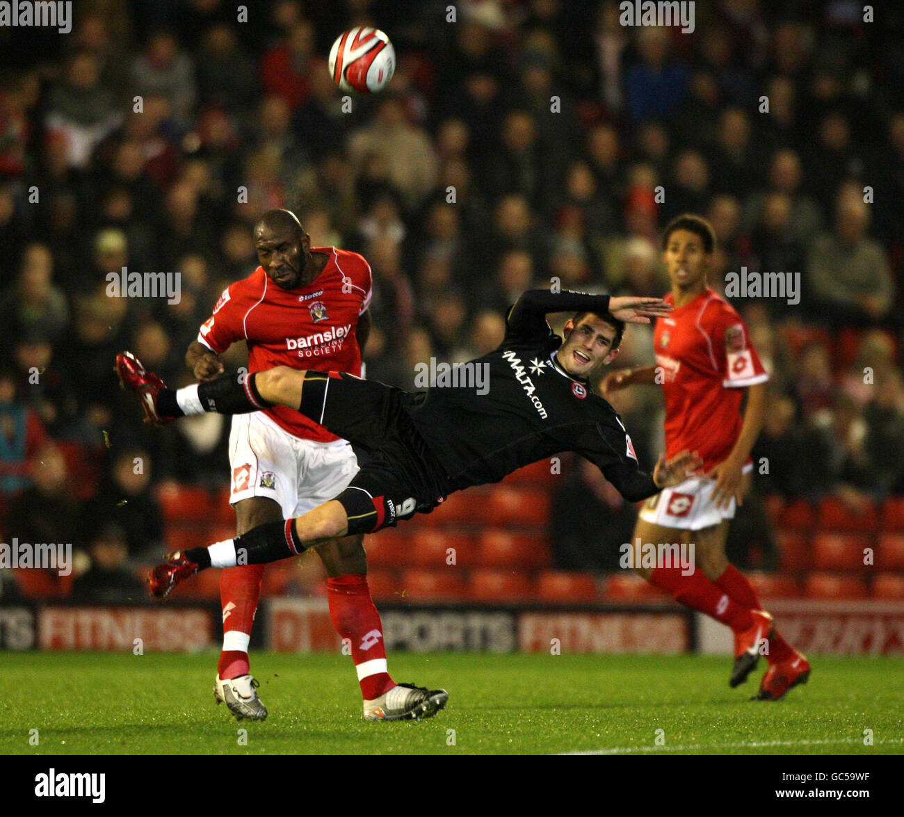 Barnsley Verteidiger Darren Moore führt den Ball klar vor Sheffield United Stürmer Ched Evans während der Coca-Cola Championship Spiel in Oakwell, Barnsley. Stockfoto