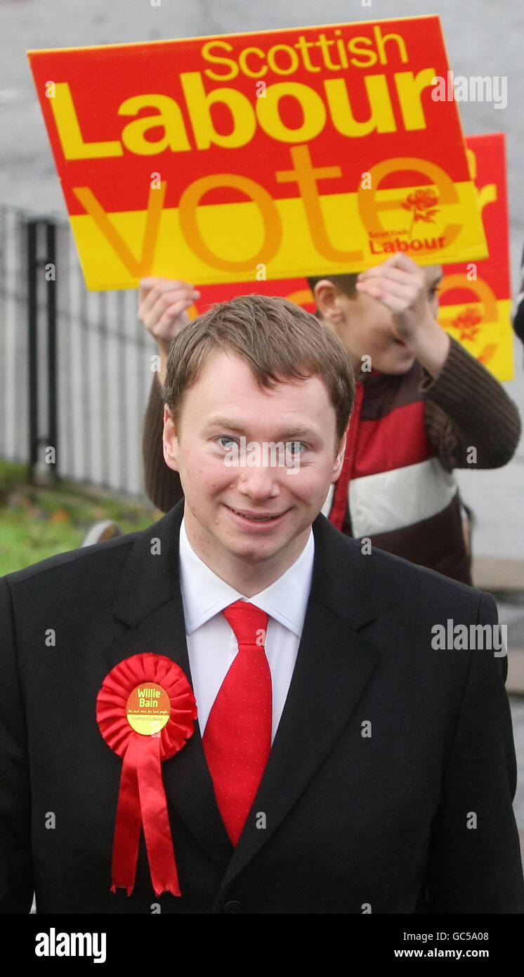 Willie Bain, Labour-Kandidatin für die Nachwahlen im Nordosten von Glasgow, kommt zu seinem lokalen Wahllokal in Springburn, während die Wahlen in den Nachwahlen im Nordosten beginnen. Stockfoto