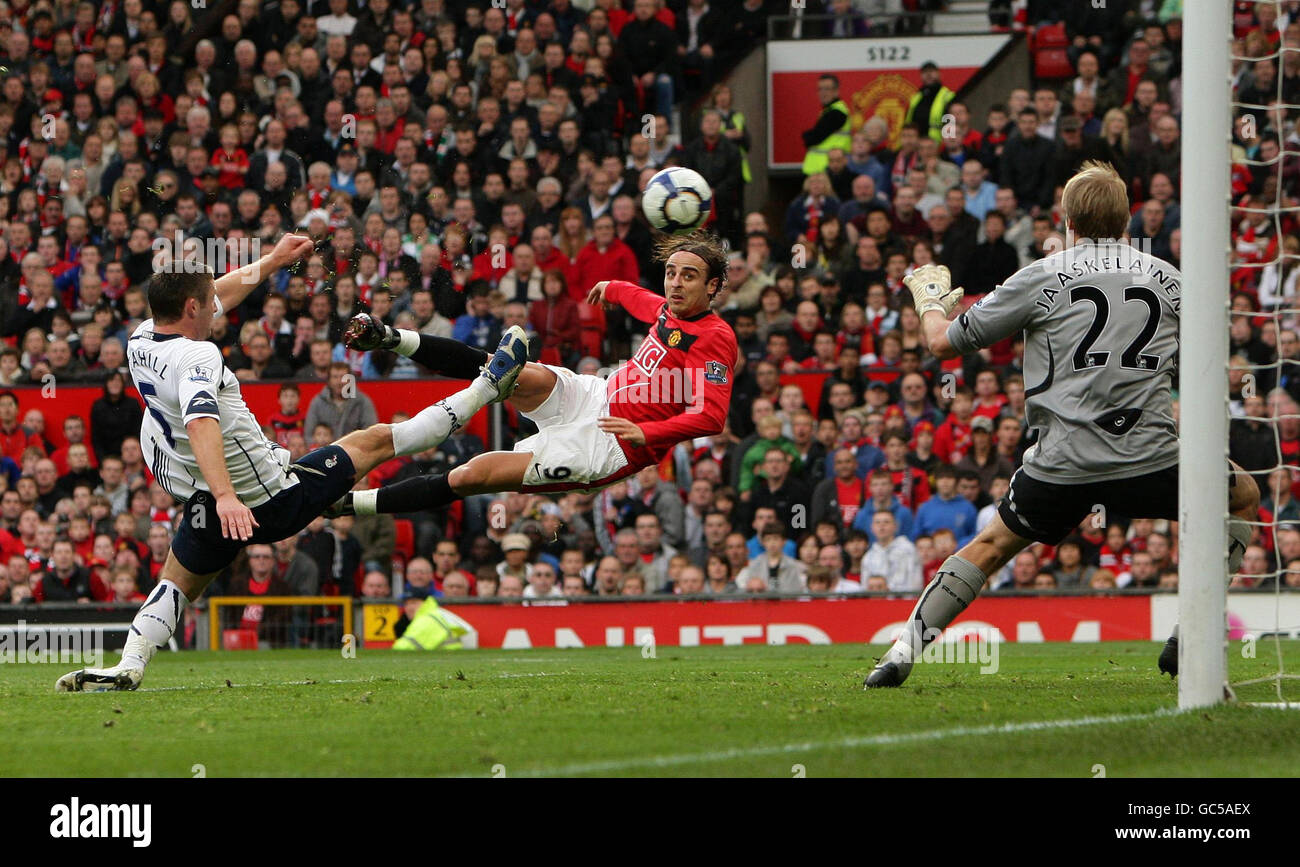 Dimitar Berbatov von Manchester United beobachtet, wie Bolton Wanderers' Torhüter Jussi Jaaskelainen beim Spiel in der Barclays Premier League in Old Trafford, Manchester, auf das Tor geschossen hat. Stockfoto