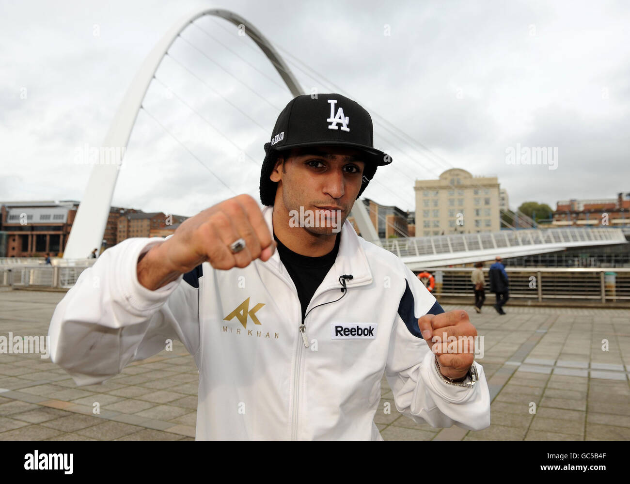 Amir Khan posiert während eines Fotoanrufs im Baltic Center, Gateshead, vor der Millennium Bridge. Stockfoto