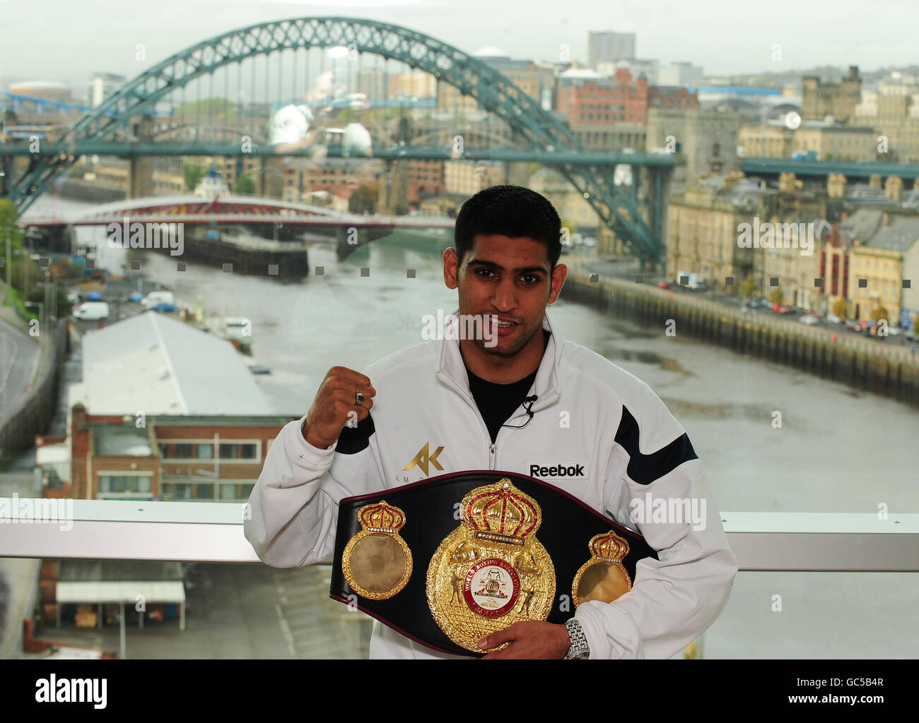 Amir Khan posiert vor der Tyne-Brücke während eines Fotoanrufs im Baltic Center, Gateshead. Stockfoto