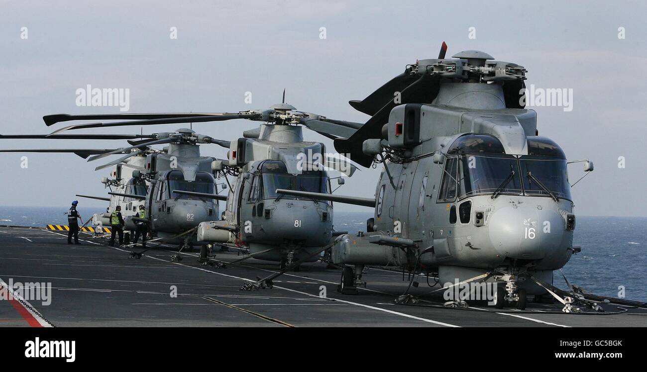 Merlin-Hubschrauber von der Royal Navy auf HMS Illustrious, bevor sie nach Liverpool segelt, für die Fly Navy 100 Veranstaltung, die ein 100-jähriges Jubiläum der Naval Aviation feiert. Stockfoto