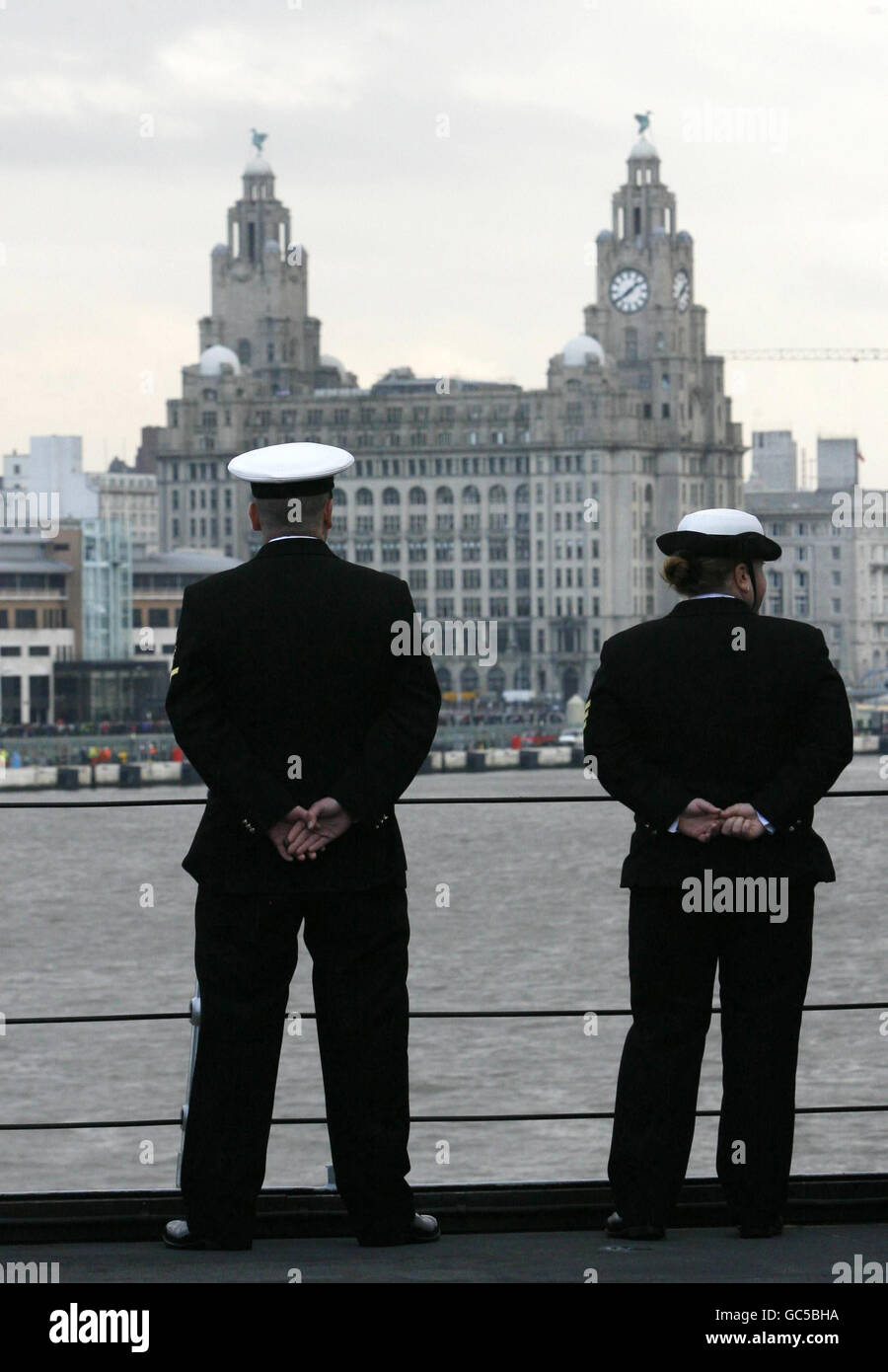 HMS Illustrious segelt nach Liverpool, vorbei an der Liver Building für die Fly Navy 100 Veranstaltung, die ein 100-jähriges Jubiläum der Naval Aviation feiert. Stockfoto