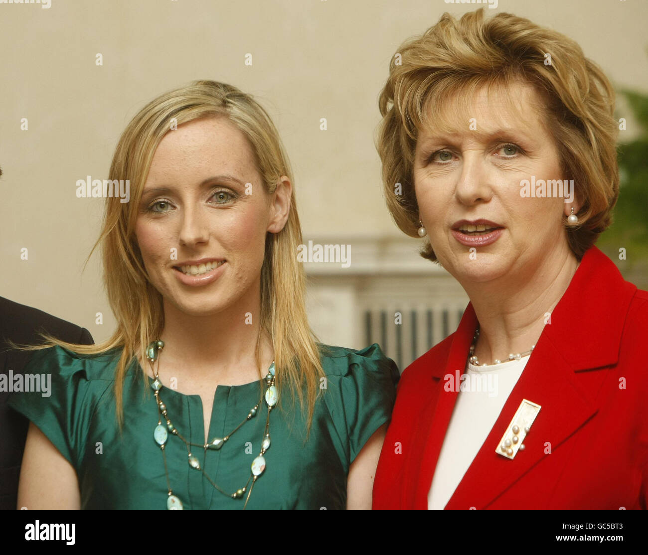 Präsidentin Mary McAleese und ihr Mann Martin veranstalten einen Empfang in Aras an Uachtarain, um die sichere Rückkehr der Hilfsorganisation Sharon Commins und ihrer Familie, ihrer Freunde und Vertreter aller Abteilungen, Agenturen und Organisationen, die bei ihrer Freilassung mitgeholfen haben, zu markieren. Stockfoto