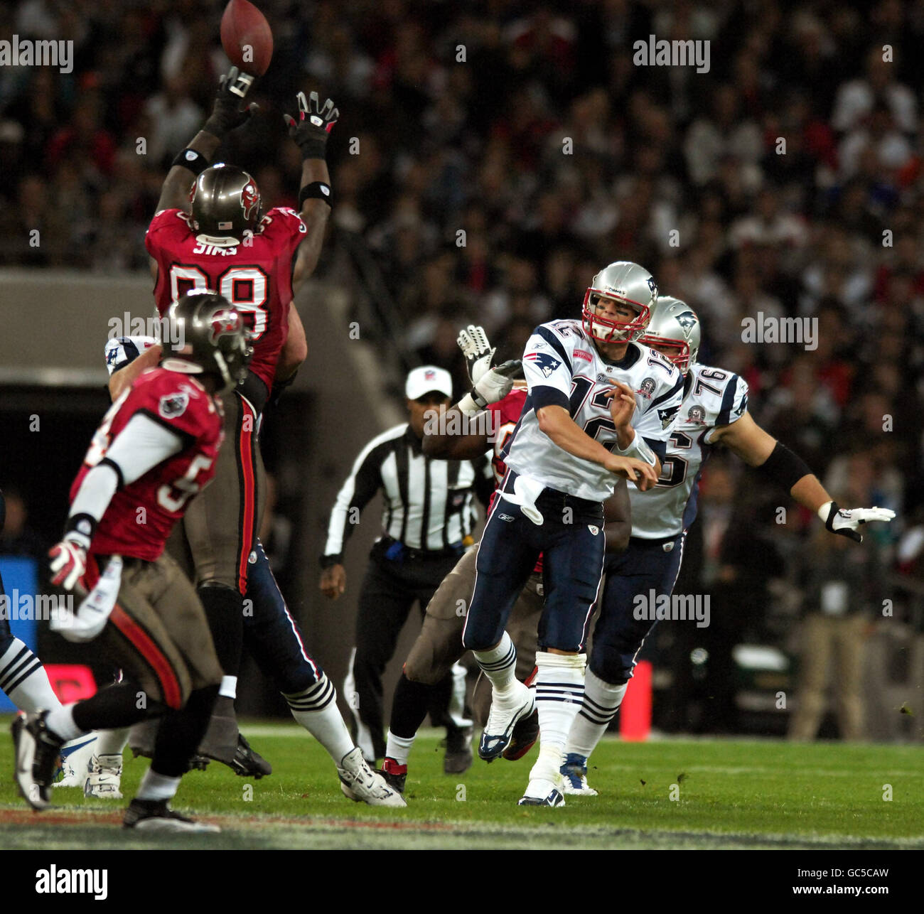 Tom Brady (zweiter rechts) von New England Patriots versucht während des Spiels in Wembley in London einen Pass zu erreichen. Stockfoto