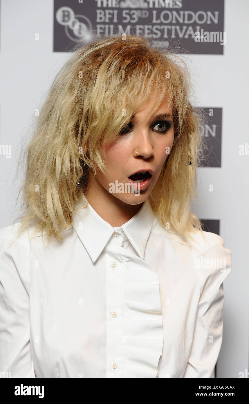 Juno Temple nimmt an der Premiere des neuen Films Cracks im Vue West End in London während des London Film Festivals Teil. Stockfoto