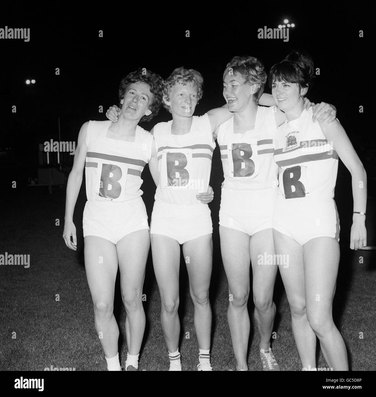 Die siegreiche Staffel Großbritanniens (l-r) Barbara Lyall, Pat Lowe, Lillian Board und Janet Simpson. Stockfoto