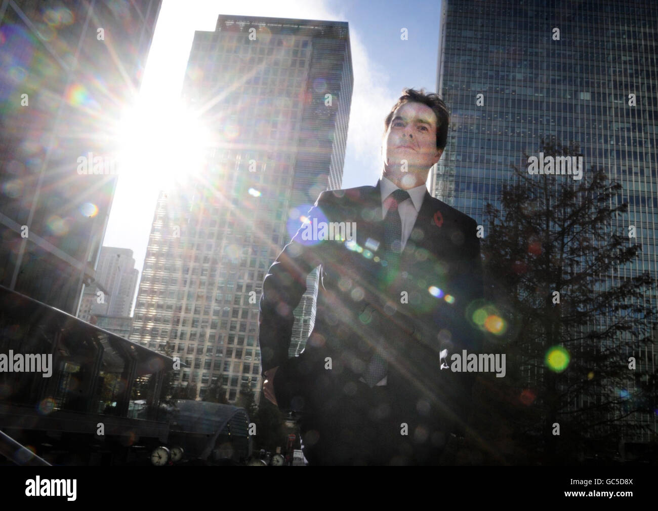 Schattenkanzler George Osborne kommt in Canary Wharf in Ost-London an, wo er eine Rede hielt, wie er denkt, dass Stadtprämien gedeckelt werden sollten. Stockfoto