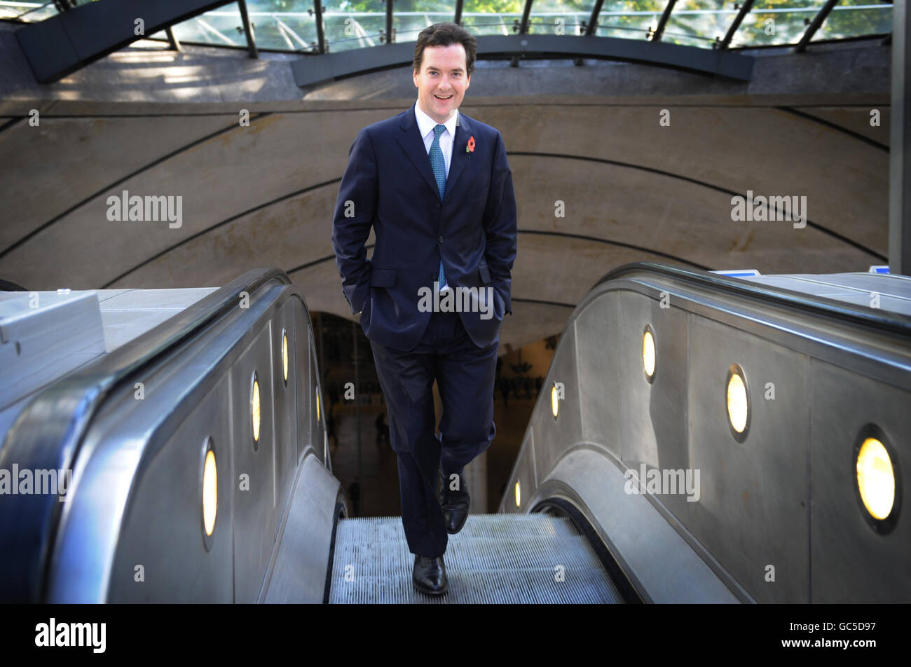 Schattenkanzler George Osborne kommt in Canary Wharf in Ost-London an, wo er eine Rede hielt, wie er denkt, dass Stadtprämien gedeckelt werden sollten. Stockfoto