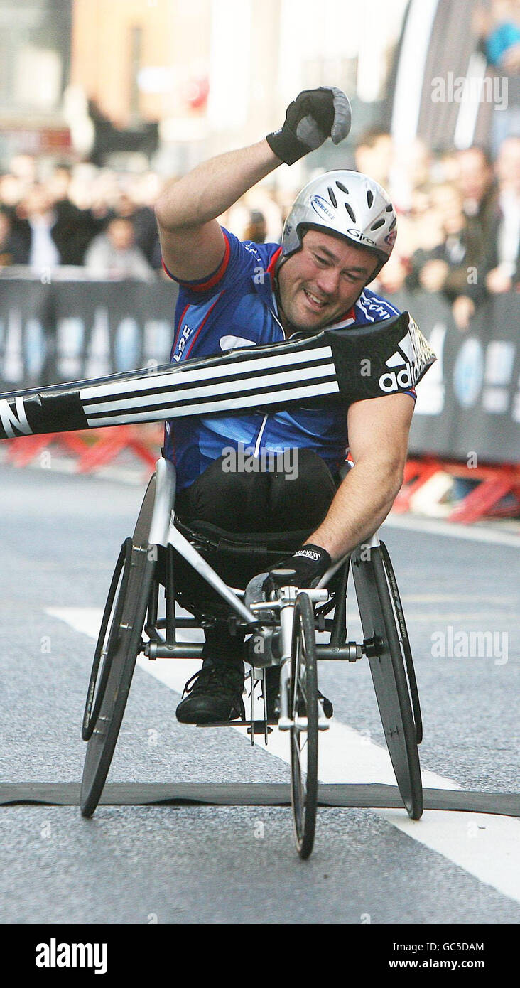 Richie Powell aus Wales gewinnt das Rollstuhlrennen beim Dublin City Marathon in Dublin, Irland. Stockfoto