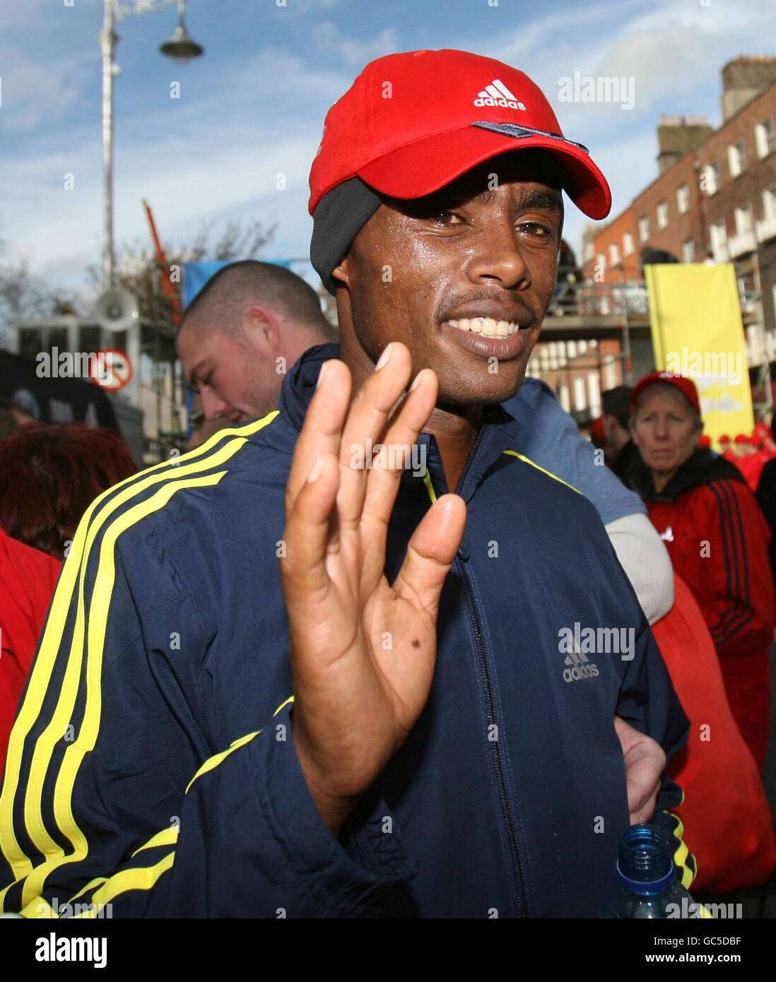 Der Äthiopier Feyisa Lilesa feiert seinen Sieg nach dem Dublin City Marathon in Dublin, Irland. Stockfoto