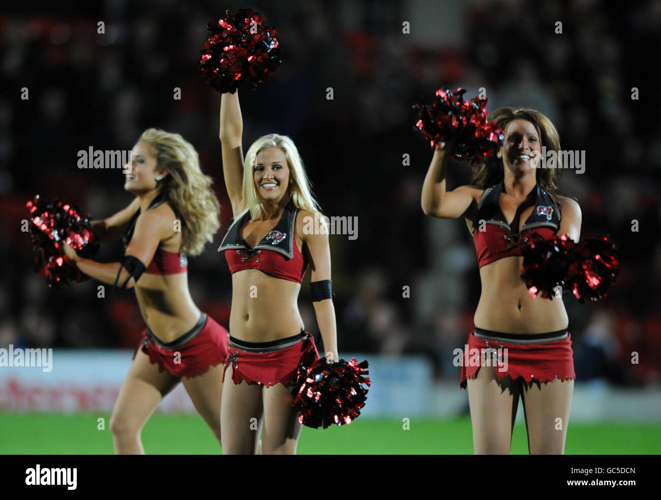 Fußball - Coca-Cola Football League Championship - Watford gegen Sheffield Mittwoch - Vicarage Road. Cheerleader von den Tampa Bay Buccaneers Stockfoto