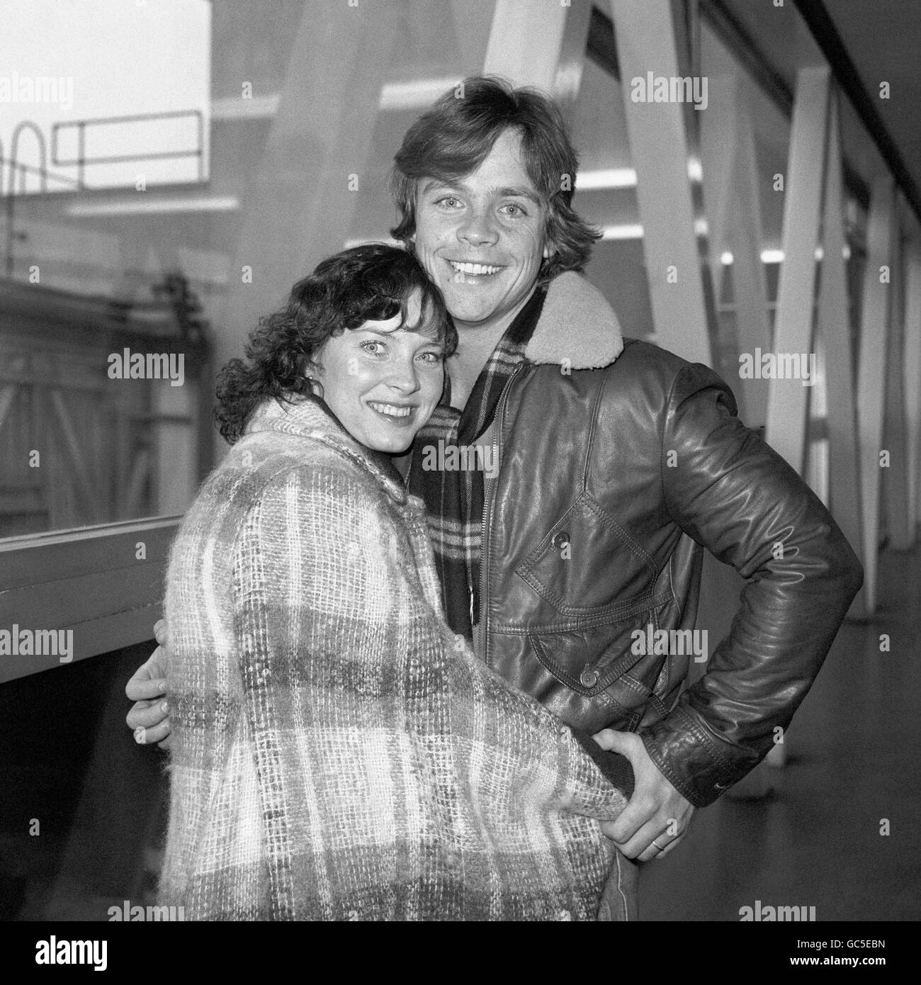 Mark Hamill, Luke Skywalker in Star Wars, am Flughafen Heathrow mit seiner Frau Marilou. Hamill war in London, um die Arbeit an der Star Wars-Fortsetzung The Empire Strikes Back zu beginnen. Stockfoto