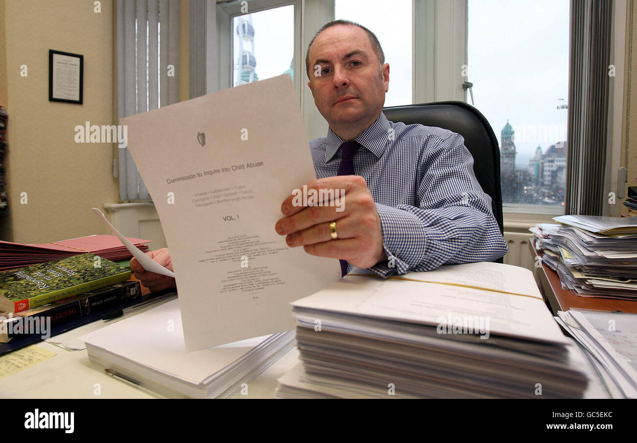 Der Anwalt Joe Rice in seinem Büro in Belfast, als Hunderte von Opfern von Kindesmissbrauch in Nordirland eine umfassende Untersuchung der Misshandlungen gefordert haben, die sie in Einrichtungen erlitten haben, die von der katholischen Kirche und dem Staat betrieben werden. Der Anwalt trägt dazu bei, die Forderung nach einer Untersuchung zu leiten. Stockfoto