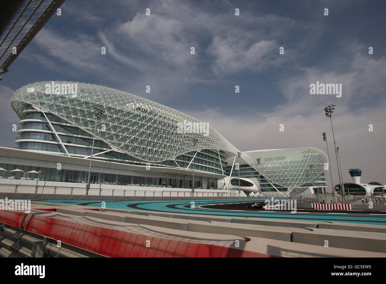 Ein Blick auf das Yas Hotel während des Trainingstages auf dem Yas Marina Circuit, Vereinigte Arabische Emirate. Stockfoto
