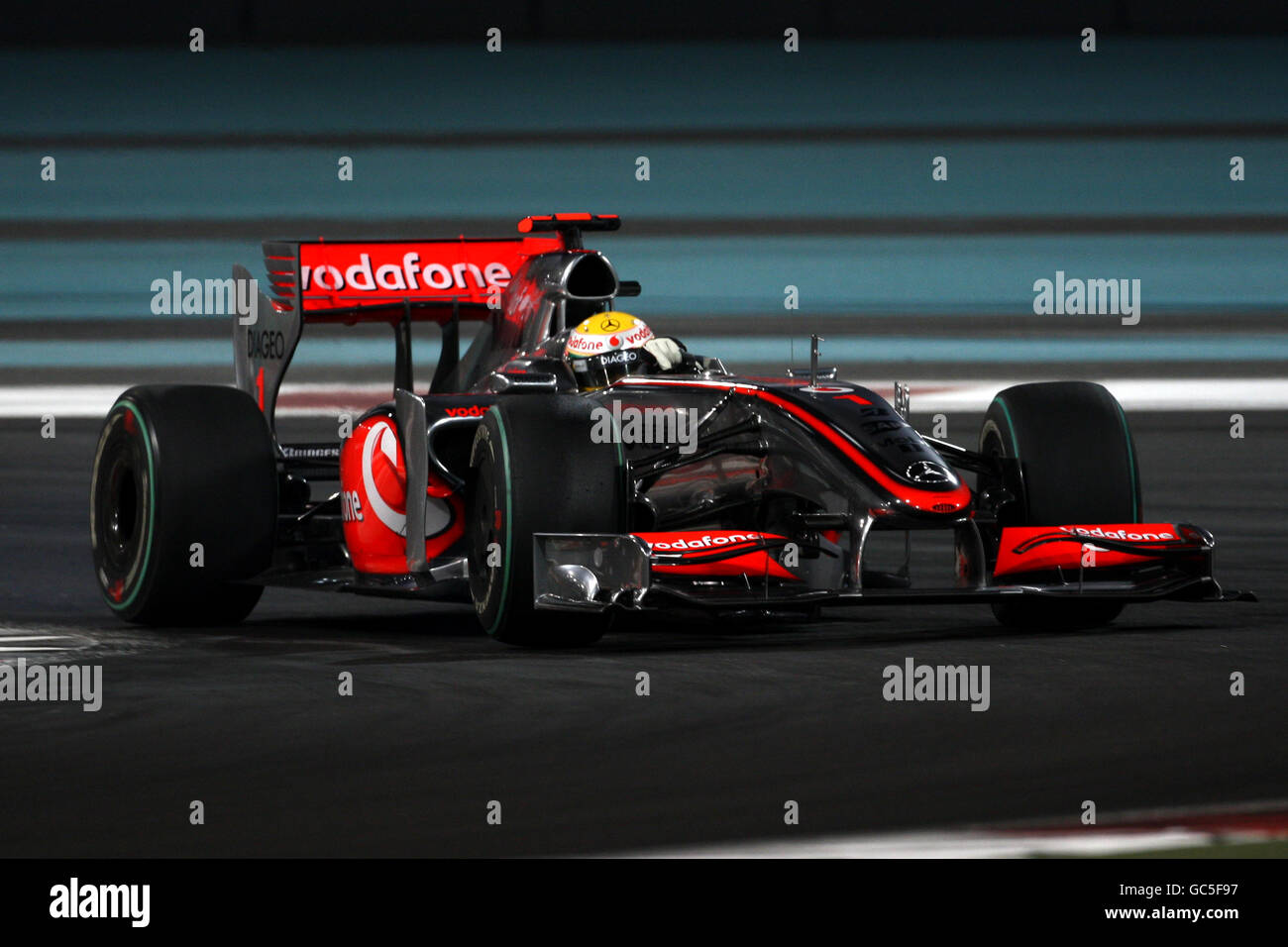 McLaren Lewis Hamilton während des Trainingstages auf dem Yas Marina Circuit in den Vereinigten Arabischen Emiraten in Aktion Stockfoto