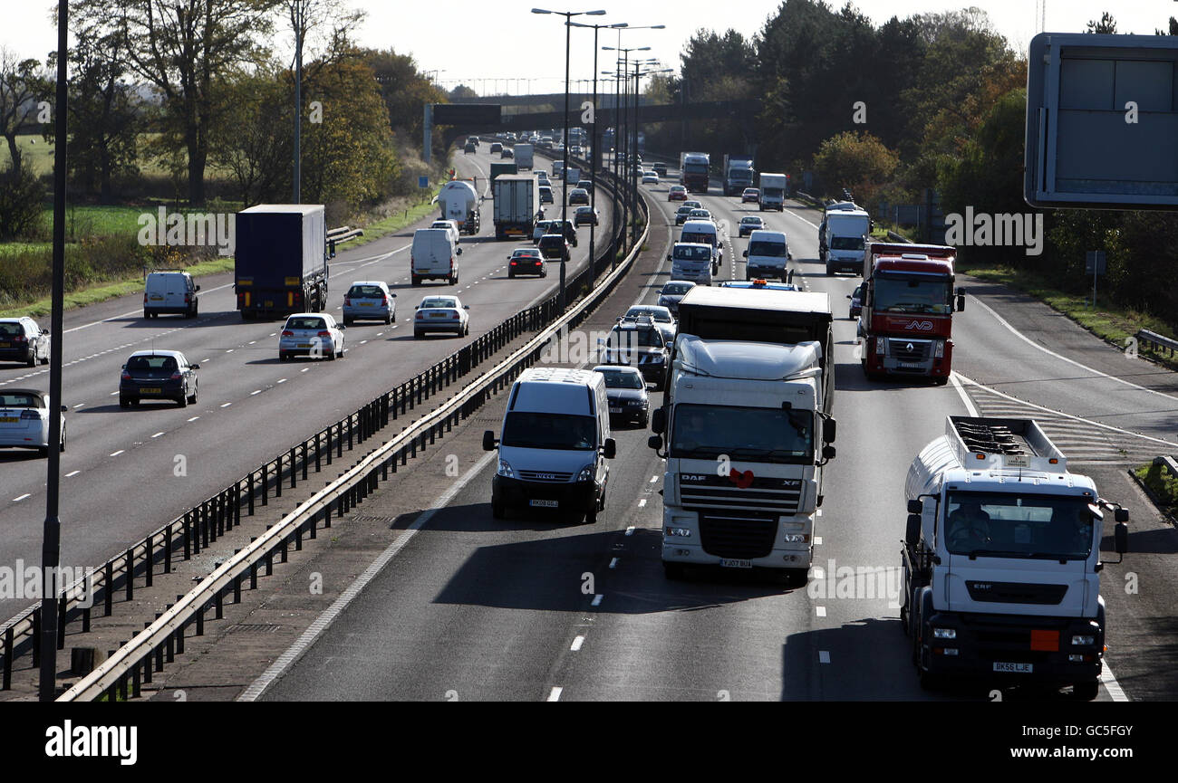 Ein Blick auf den Verkehr auf der Autobahn M1 bei Watford Gap Services, da der 50. Jahrestag der Eröffnung der Autobahn markiert ist. Stockfoto