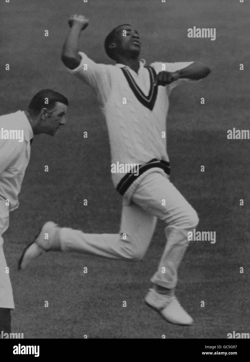 Cricket - West Indies Tour of British Isles 1969 - Nottinghamshire / West Indies. Vanburn Holder (W.Indies) Schalen Stockfoto