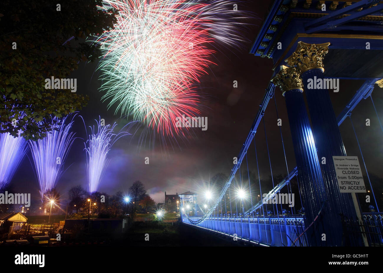 Feuerwerk am Lagerfeuer. Feuerwerk über dem Fluss Clyde in Glasgow. Stockfoto