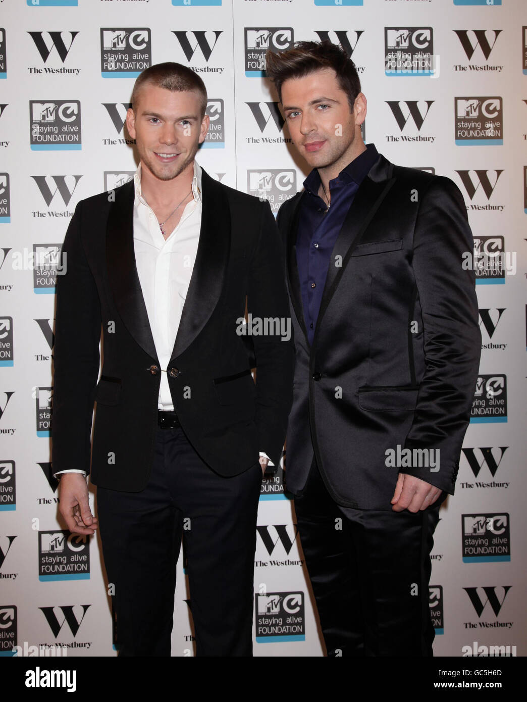 Mark Feehily von Westlife (rechts) mit Kevin McDaid bei der Ankunft für die MTV-Stiftung zur Eröffnung von Travis McCoys ungeschlagenen Track und einer neuen Charity-Single nacheinander im Westbury Hotel im Zentrum von London. Stockfoto