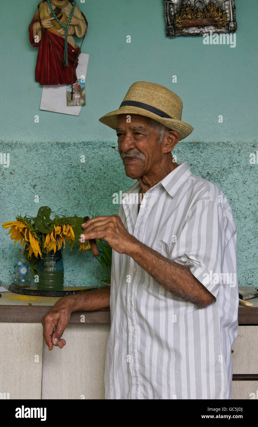 Ältere Mann Rauchen Zigarre, Pinar Del Rio, Kuba Stockfoto