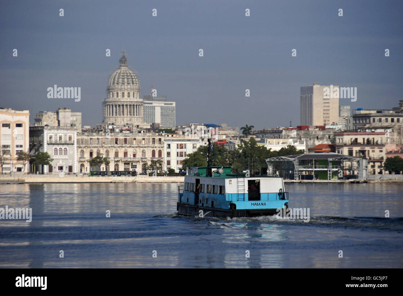 Blick auf El Capitolio und Habana Vieja (Altstadt) Skyline von Regla, Kuba, mit Passagier-Fähre im Vordergrund Stockfoto