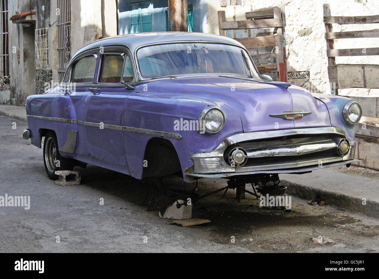 1950er Jahre lila Chevrolet bis auf Blöcke vor Haus, Regla, Kuba Stockfoto