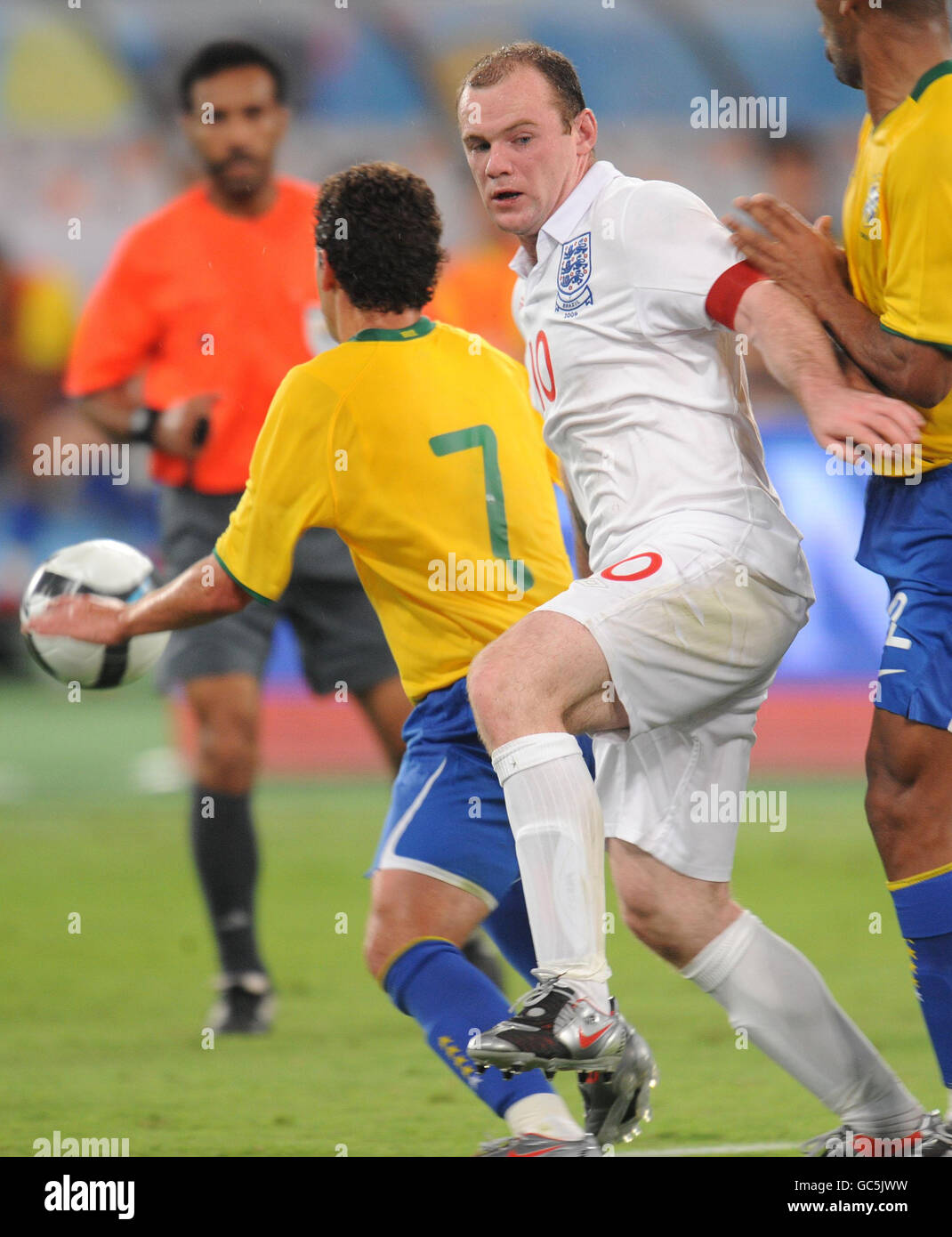Fußball - International Friendly - Brasilien - England - Khalifa International Stadium - Doha. Der englische Wayne Rooney und der brasilianische Elano während des Internationalen Freundschaftssaals im Khalifa International Stadium, Doha, Katar. Stockfoto