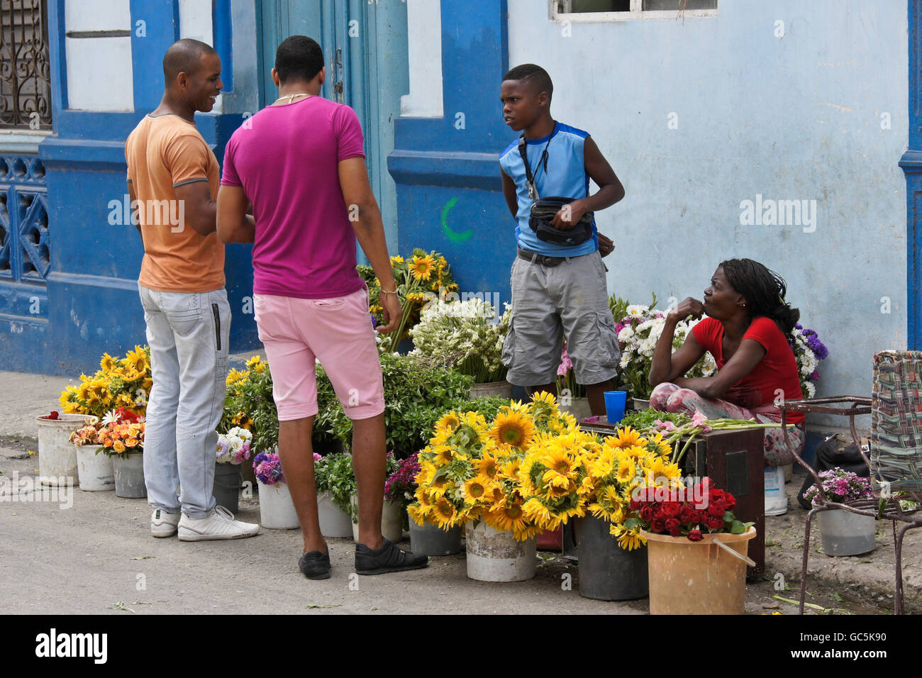 Anbieter verkaufen frische Blumen auf Straße in Cayo Hueso Nachbarschaft, Havanna, Kuba Stockfoto