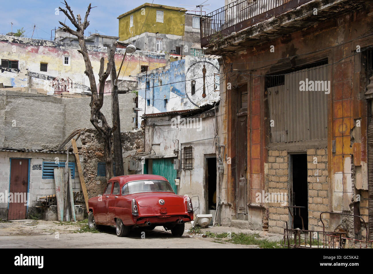 Altes Auto und marode Gebäude in Cayo Hueso Nachbarschaft, Havanna, Kuba Stockfoto