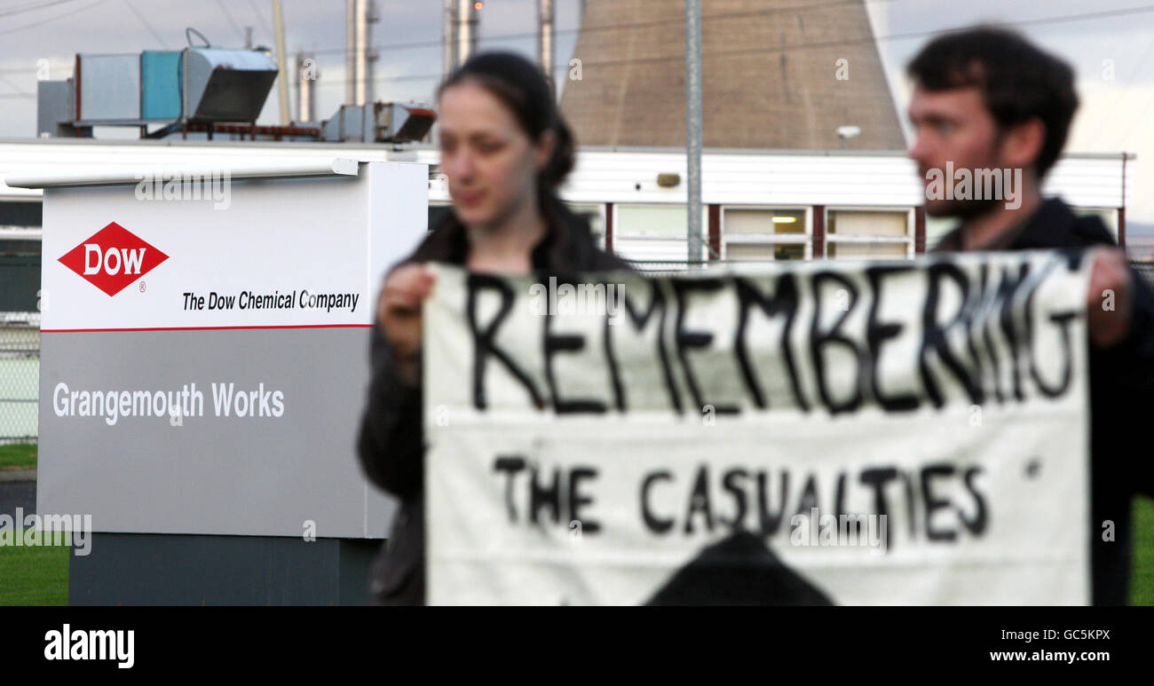 Demonstranten versammeln sich vor dem Dow Chemical Company Werk in Grangemouth, Schottland, um an den 25. Jahrestag der Katastrophe in Bhopal zu erinnern. Stockfoto