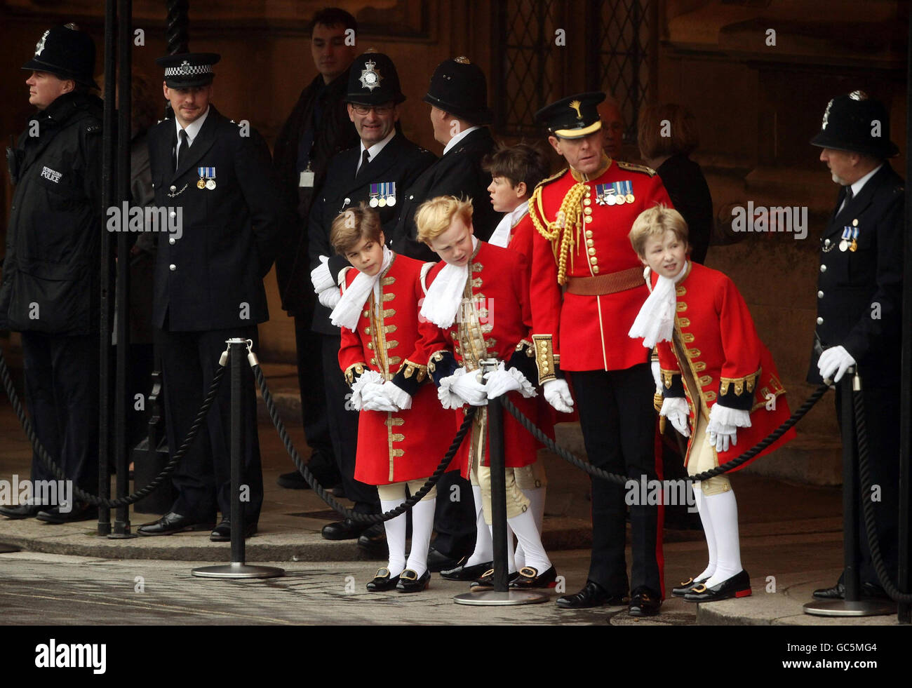 Zeremonielle Seite Jungen warten auf ein Auto vor dem Palast von Westminster nach der Staatseröffnung des Parlaments im House of Lords in London. Stockfoto