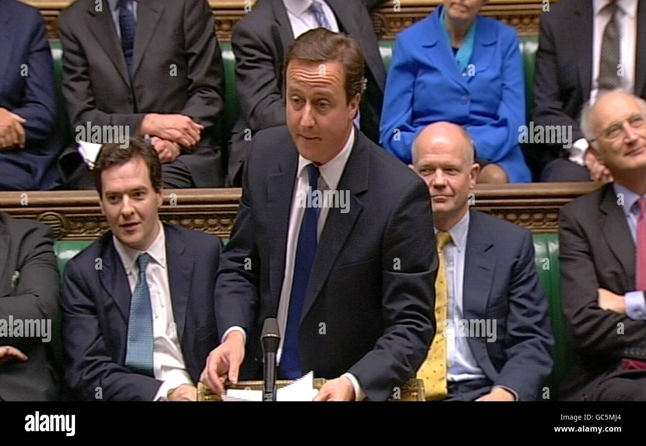 Der Vorsitzende der Konservativen Partei David Cameron reagiert auf die Rede der Königin vor dem Londoner Parlamentsgebäude. Stockfoto