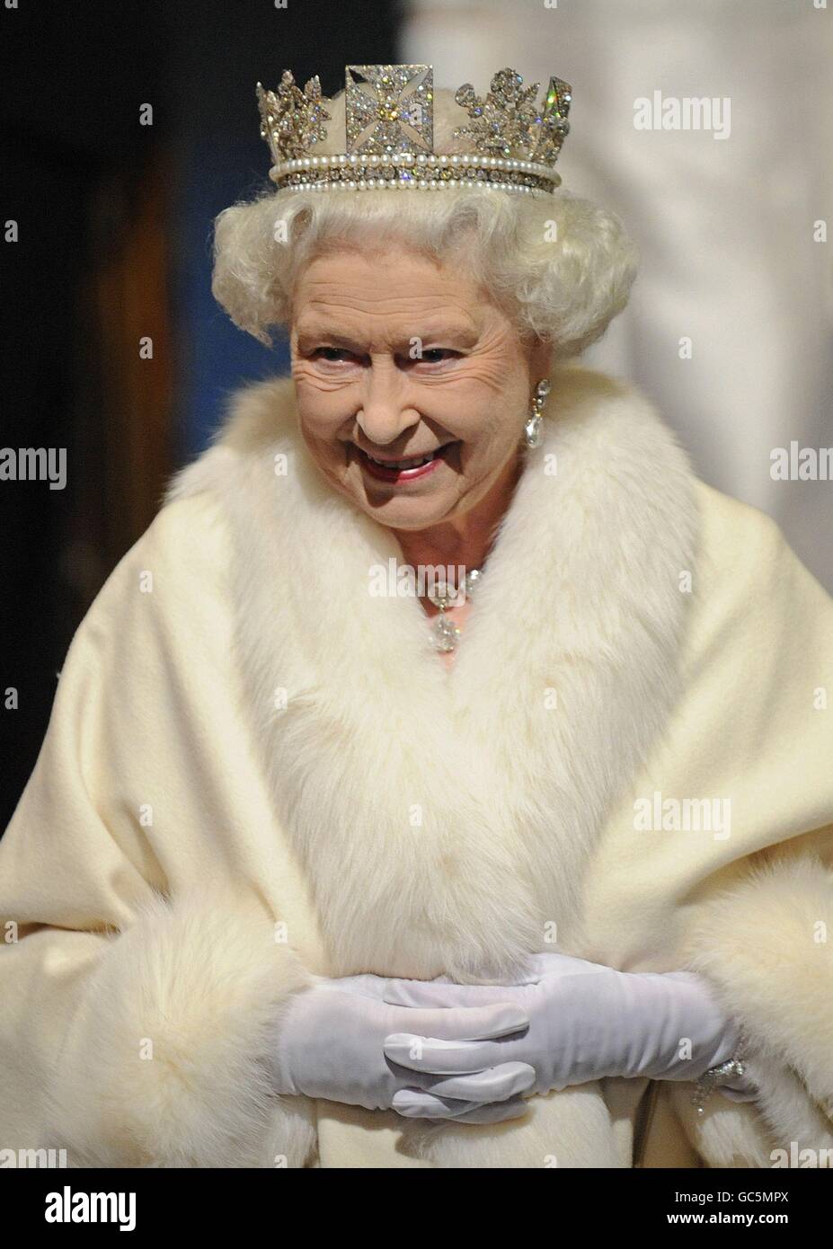 Königin Elizabeth II. Verlässt das Parlamentsgebäude nach der jährlichen Staatseröffnung des Parlaments in London. Stockfoto