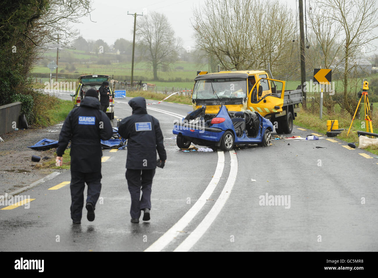 Die Verkehrskolps von Garda untersuchten heute einen Straßenabschnitt zwischen Milltown Co. Galway und Ballindine Co. Mayo, wo vier junge Frauen bei einem schrecklichen Unfall getötet wurden. Stockfoto