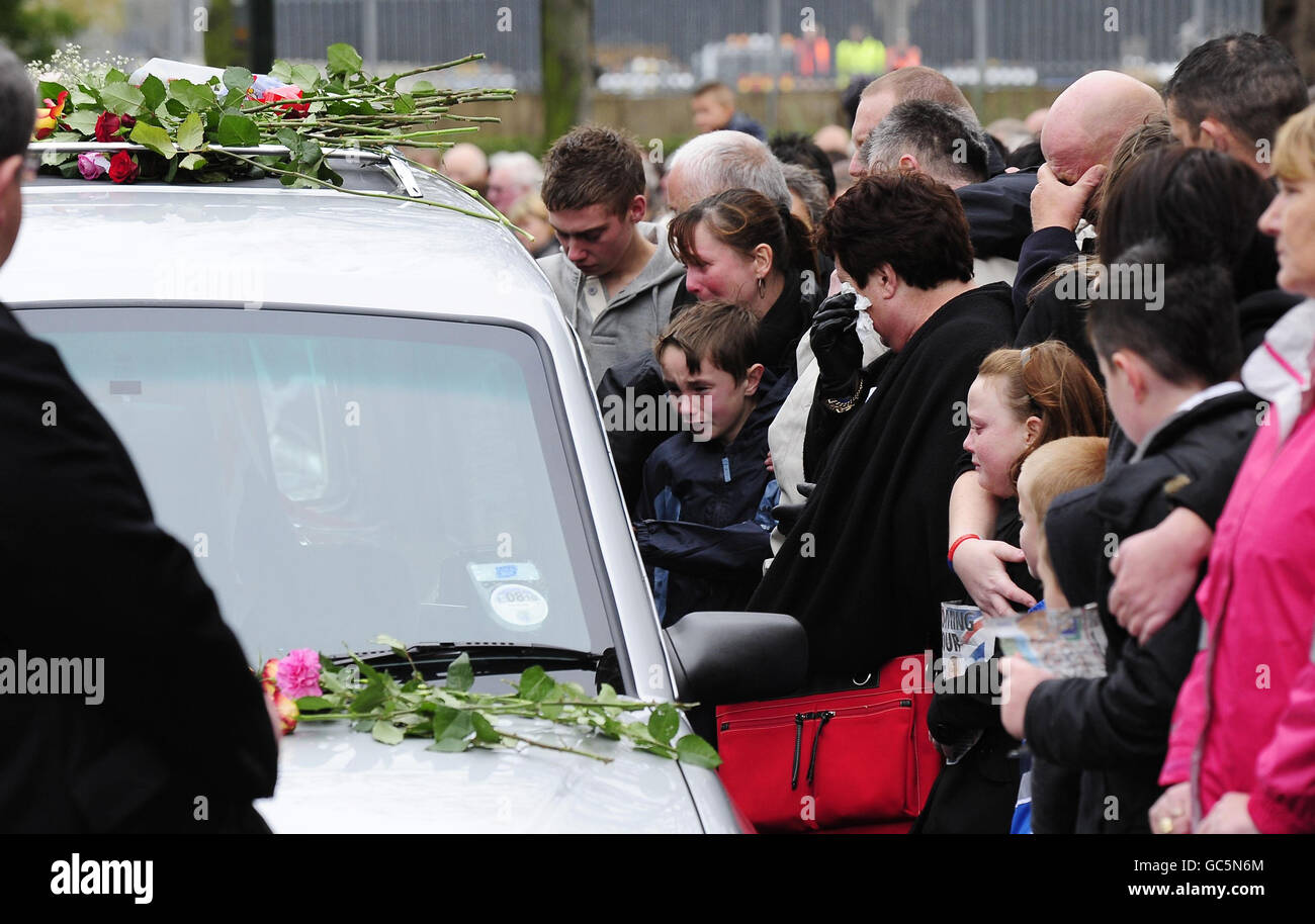 Familie und Freunde von Sgt Matthew Telford und Guardsman Jimmy Major kommen zusammen mit Tausenden von Bewohnern des Grimsby-Gebiets, um den beiden in Afghanistan getöteten Soldaten Tribut zu zollen, als sie heute nach Grimsby zurückkehrten. Stockfoto