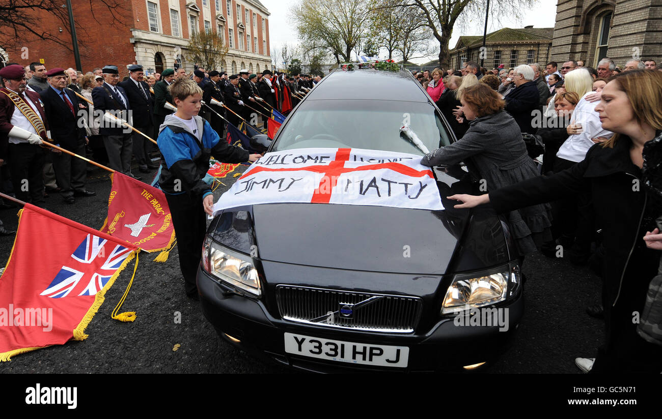 Familie und Freunde von Sgt Matthew Telford und Guardsman Jimmy Major kommen zusammen mit Tausenden von Bewohnern des Grimsby-Gebiets, um den beiden in Afghanistan getöteten Soldaten Tribut zu zollen, als sie heute nach Grimsby zurückkehrten. Stockfoto