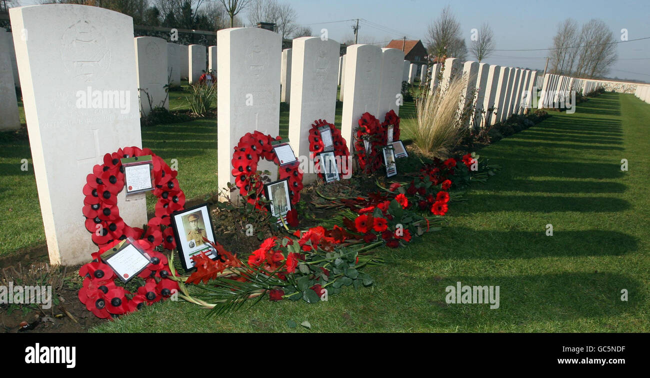 Gräber in Flesquieres, Frankreich, der Besatzung eines Panzers Mark IV D51, der im Ersten Weltkrieg in der Schlacht von Cambrai zerstört wurde. Stockfoto