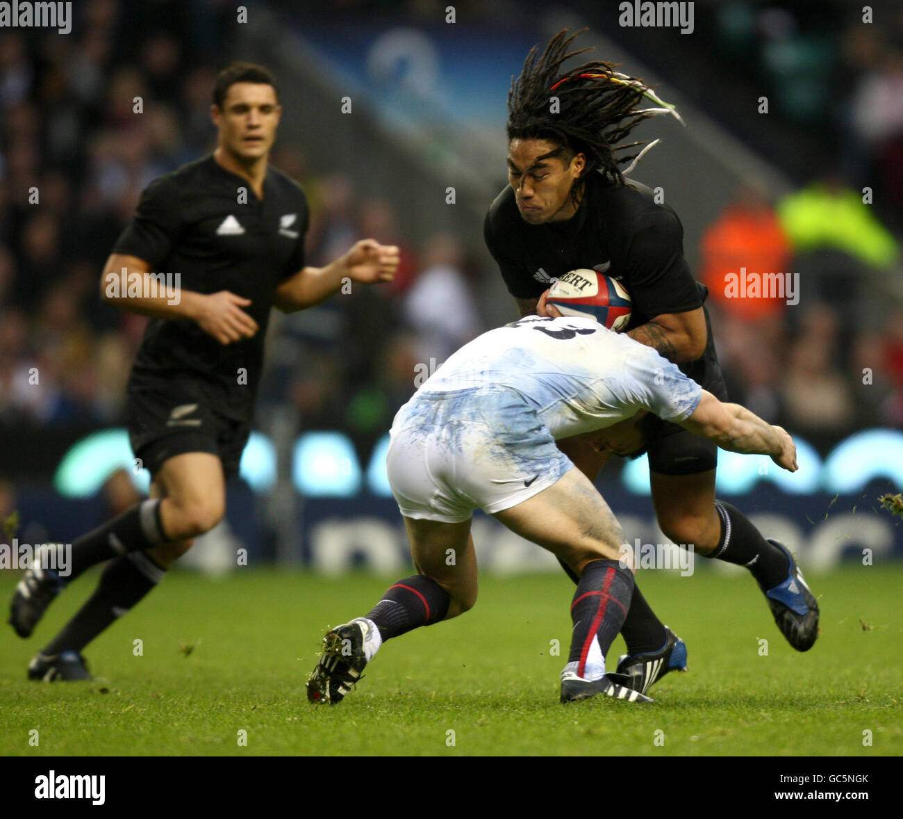 Die Neuseeländerin Ma'a Nonu (links) läuft beim Spiel der Investec Challenge Series 2009 in Twickenham, London, auf ein Tackle von Dan Hipkiss aus England. Stockfoto