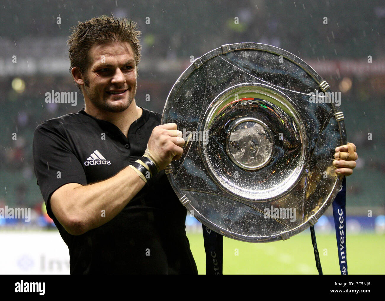 Rugby Union - Investec Challenge Series 2009 - England / Neuseeland - Twickenham. Der neuseeländische Kapitän Richie McCaw mit dem Hillary Shield nach dem Spiel der Investec Challenge Series 2009 in Twickenham, London. Stockfoto