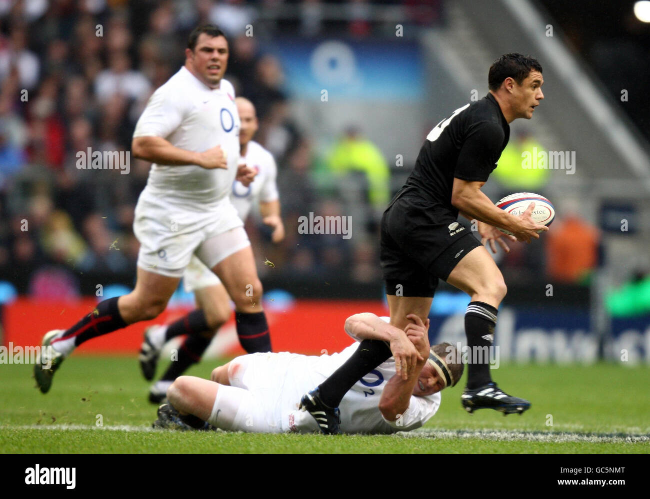 Rugby Union - Investec Challenge Series 2009 - England / Neuseeland - Twickenham. Der Neuseeländer Dan Carter wird vom englischen Dylan Hartley während des Investec Challenge Series 2009-Spiels in Twickenham, London, angegangen. Stockfoto