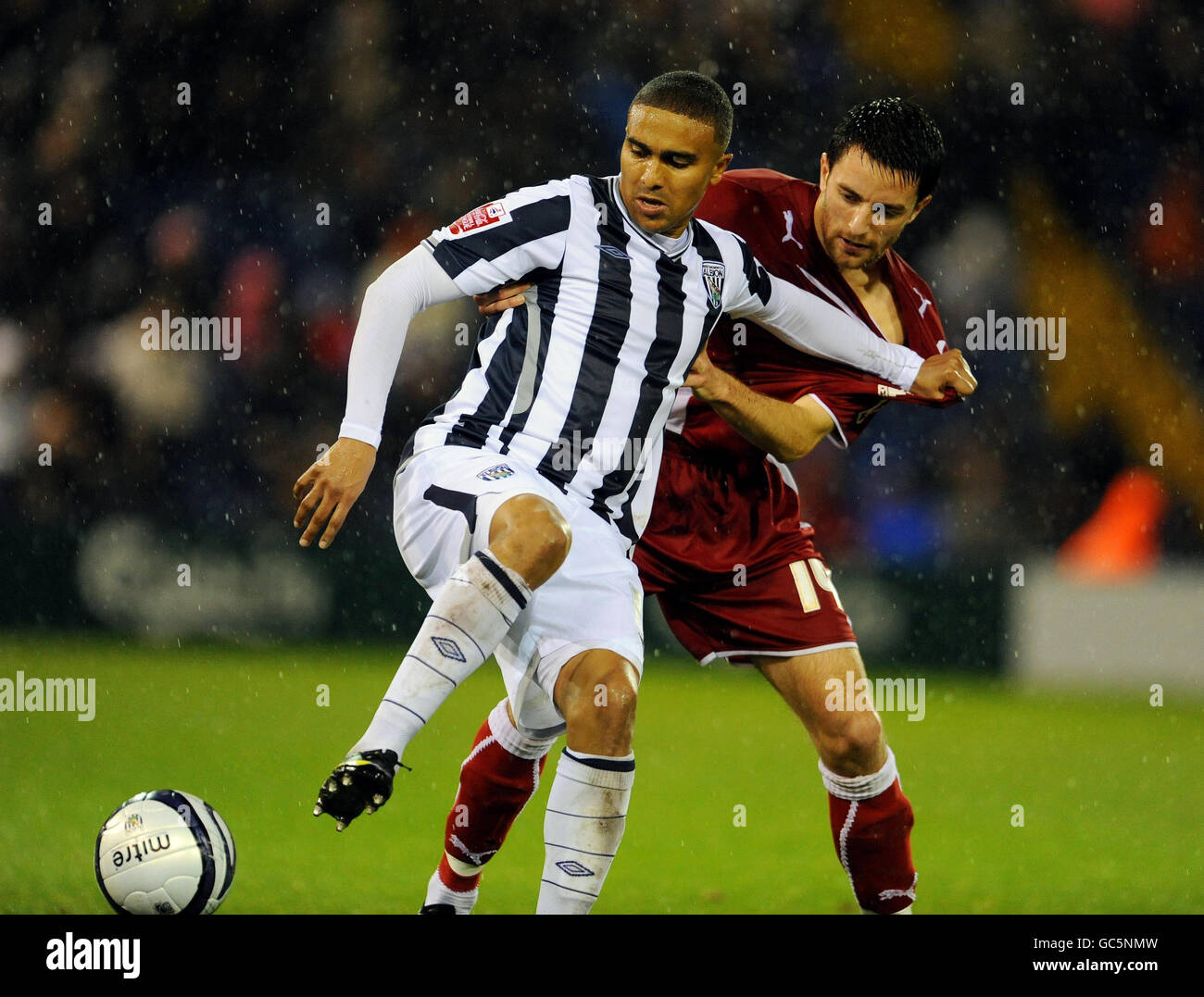 Jerome Thomas von West Bromwich Albion (rechts) kämpft während des Coca-Cola Football League Championship-Spiels auf den Hawthorns in West Bromwich mit Cole Skuse von Bristol City um den Ball. DRÜCKEN SIE ASSOCATION Photo. Bilddatum: Samstag, 21. November 2009. Bildnachweis sollte lauten: PA Wire. Stockfoto