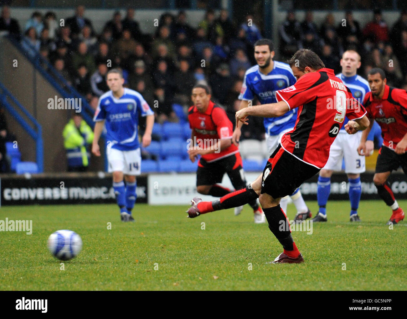 Bournemouth's Brett Pitman verfehlt beim zweiten Spiel der Coca-Cola Football League in Moss Rose, Macclesfield, den Strafspot. Stockfoto