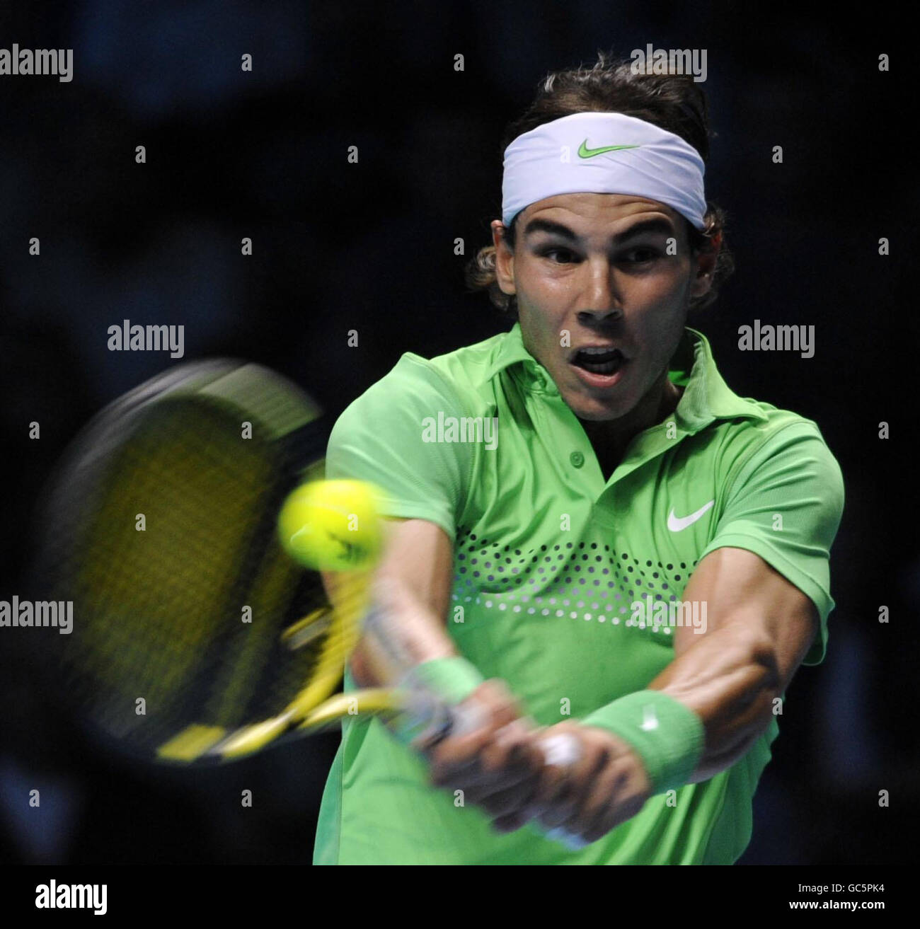 Der Spanier Rafael Nadal im Einsatz gegen den Schweden Robin Söderling während der Barclays ATP World Tennis Tour Finals in der O2 Arena, London. . Stockfoto