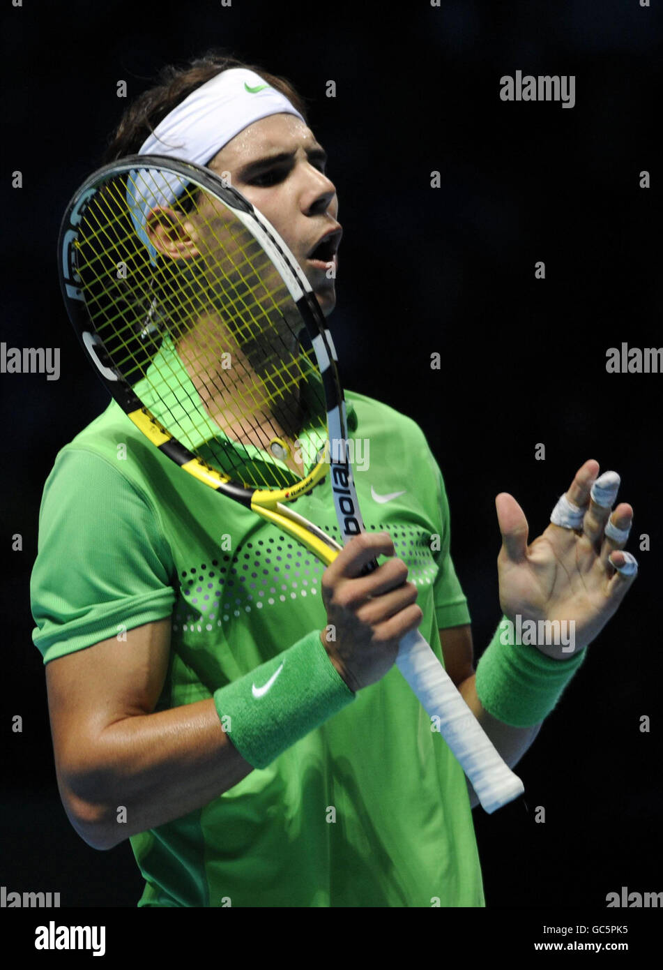 Der Spanier Rafael Nadal reagiert in seinem Spiel gegen den Schweden Robin  Söderling beim Barclays ATP World Tennis Tour Finale in der O2 Arena,  London Stockfotografie - Alamy